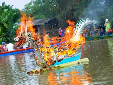 Masyarakat cina benteng merayakan upacara tahunan bernama festival Peh Cun di tepi sungai Cisadane, Kota Tangerang, Senin (2/6/14). (Liputan6.com/Faisal R Syam)