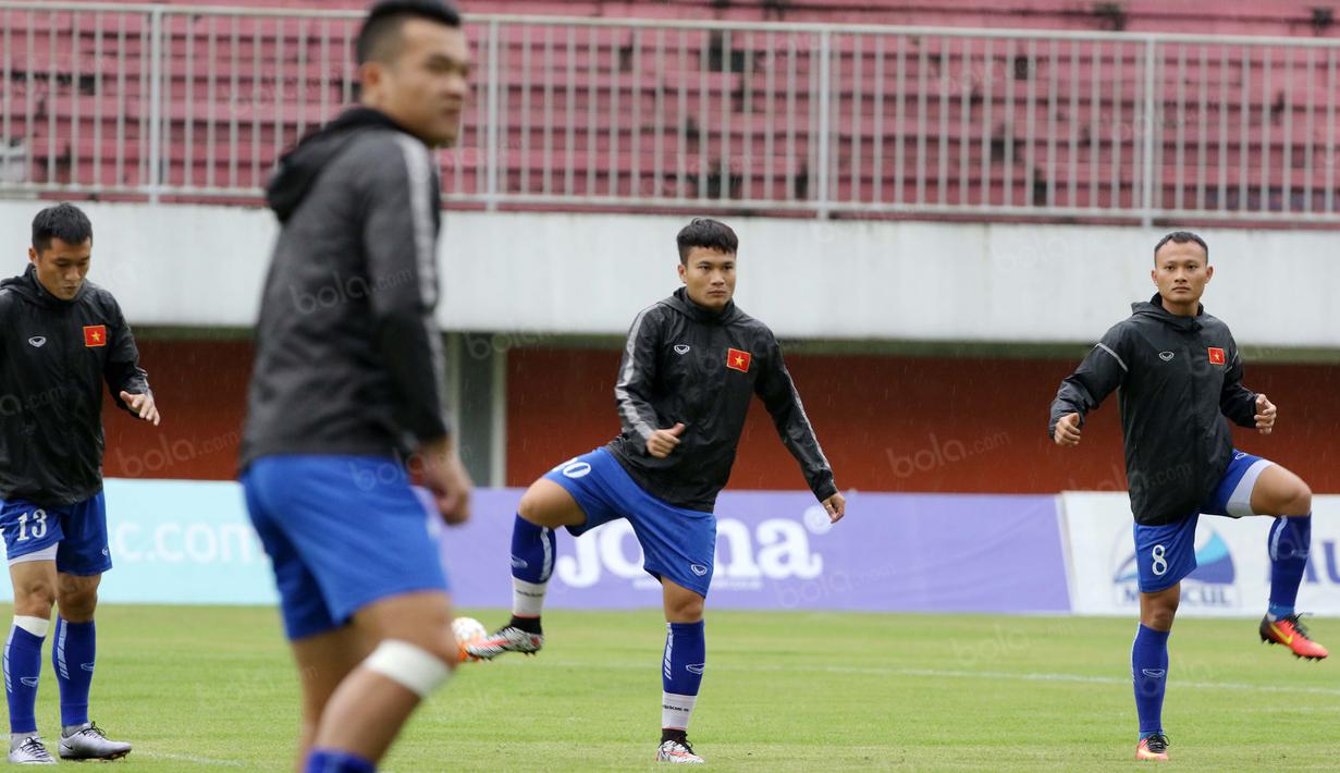 Gaya pemain Vietnam saat  melakukan pemanasan sebelum uji coba lapangan pada sesi latihan di Stadion Maguwoharjo, Sleman, Yogyakarta, Sabtu (08/10/2016). (Bola.com/Nicklas Hanoatubun)