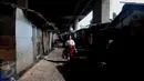 Seorang Pelajar melewati kawasan padat penduduk rumah liar di bawah Tol Pluit (Prof DR Ir Sediyatmo), Jakarta, Selasa (3/1). (Liputan6.com/Gempur M Surya)