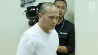 Iwa K menjalani sidang perdana kasus narkoba di Pengadilan Negeri Tangerang, Rabu (6/9/2017). (Herman Zakharia/Liputan6.com)
