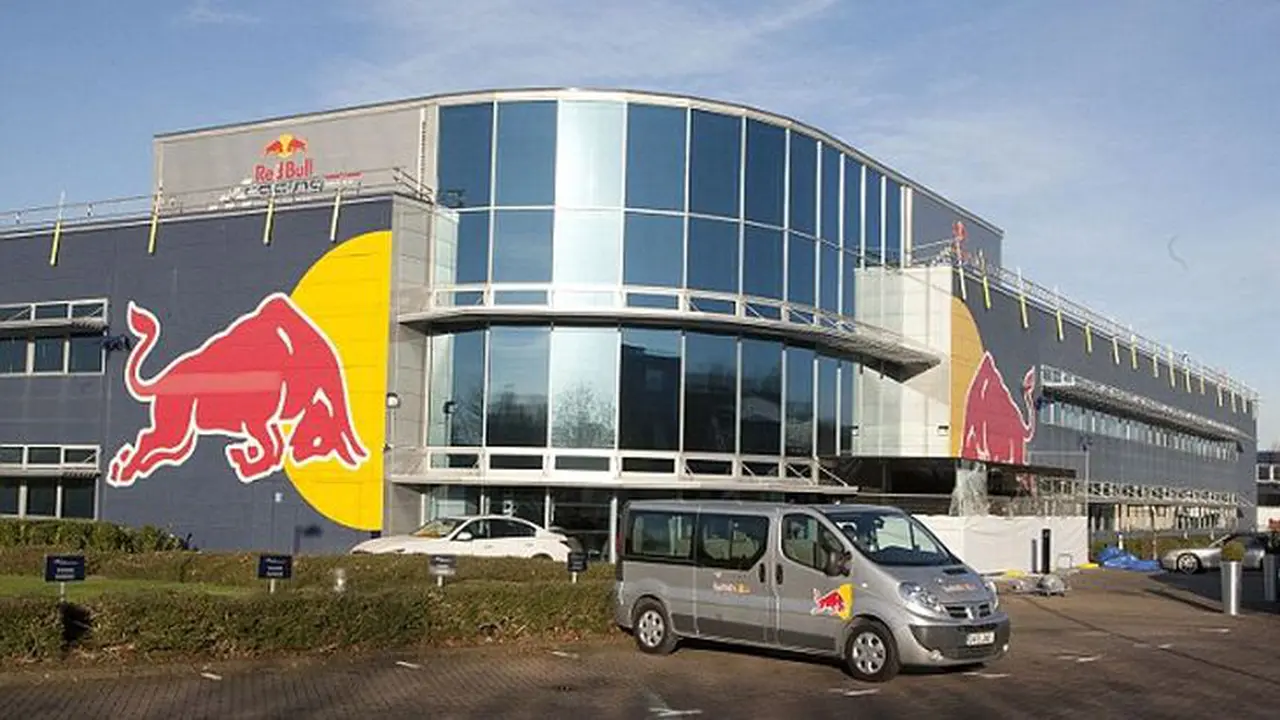Urung Dicuri, Piala Milik Tim Red Bull F1 Dibuang Sembarangan