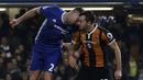 Saat membela Hull City, Ryan Mason terlibat insiden nahas yang membuatnya pensiun sebagai pemain. Saat menghadapi Chelsea pada 22 Januari 2017, ia terlibat benturan kepala dengan bek Chelsea, Gary Cahill. (AFP/Adrian Dennis)