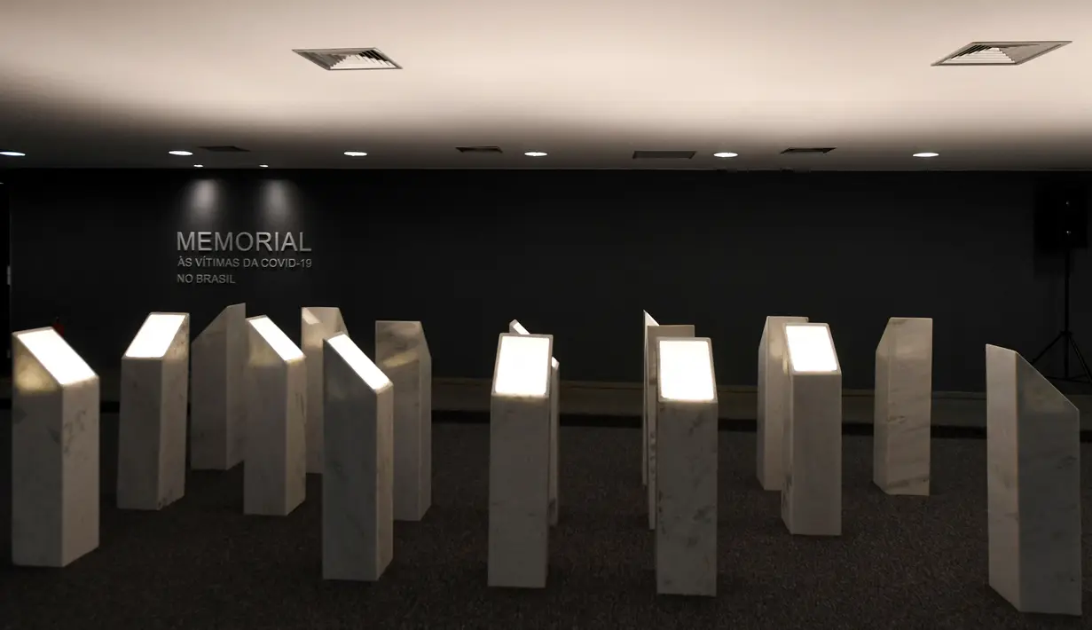 Pemandangan monumen untuk para korban COVID-19 diresmikan di gedung Senat Brasil di Brasilia, pada 15 Februari 2022. Monumen tersebut terdiri dari 27 prisma, mewakili negara bagian Brasil. Lebih dari 638 ribu orang meninggal karena COVID-19 di Brasil, menurut statistik resmi. (EVARISTO SA/AFP)