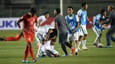 Pemain Indonesia merayakan kemenangan atas Singapura di Piala AFF 2016, Manila, Jumat (25/11). Sempat tertinggal di babak pertama, Indonesia mampu membalikkan keadaan di babak kedua menjadi 2-1. (AFP PHOTO / Ted Aljibe)