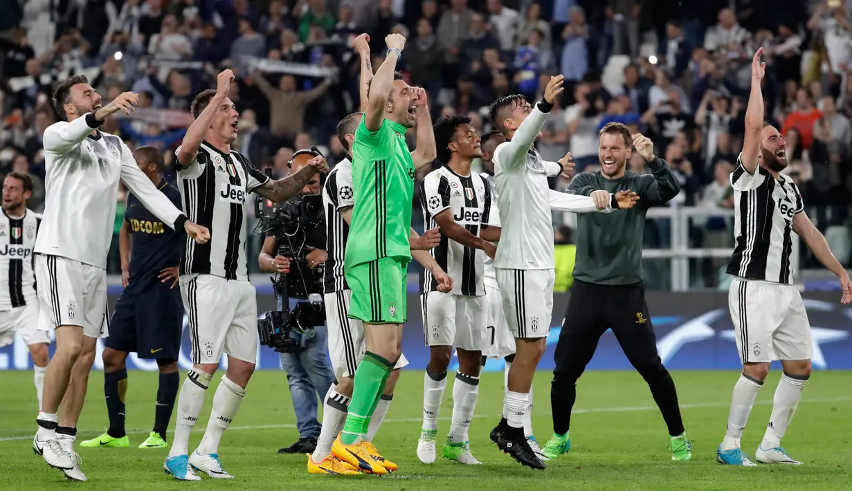 Pemain Juventus merayakan kemenangan usai pertandingan melawan AS Monaco pada leg kedua semifinal Liga Champions di Turin, Italia, (10/5). Juventus melangkah ke final setelah menang dengan aggregat 4-1. (AP Photo/Luca Bruno)