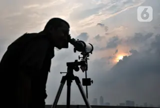 Anggota Tim Hisab dan Rukyat Kemenag, Khofif menerangkan terkait Periode Lunasi 2023 dan Fase Bulan yang menjadi bagian dari metode hisab dan rukyat penentuan pergantian bulan Islam. (merdeka.com/Iqbal S. Nugroho)