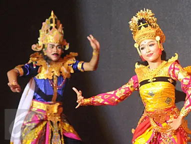 Drama tari turunnya Bhagavad Gita ditampilkan pada perayaan Gita Jayanti yang digelar International Society for Krishna Consciousness (Iskon) di Jakarta, Sabtu (24/12). (Liputan6.com/Helmi Afandi)