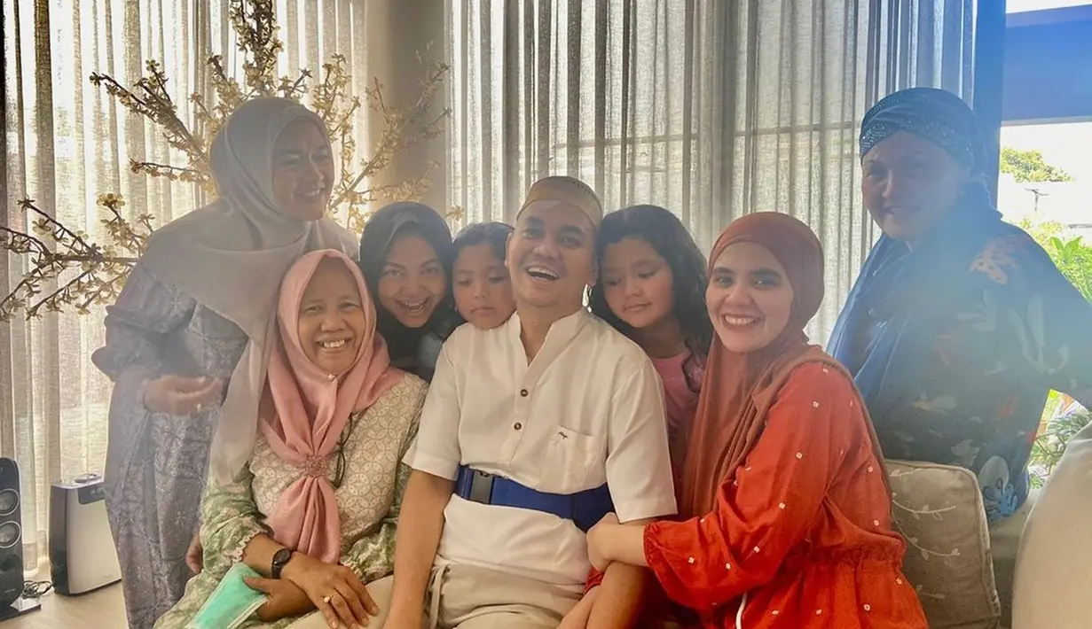 Aldila Jelita tak pernah lepas di samping Indra Bekti. Ia selalu berusaha pastikan keadaan suaminya baik-baik saja. Dila senantiasa dampingi sang suami di berbagai kegiatan di rumah seperti silaturahmi dengan keluarga dan saudara. (Liputan6.com/IG/dhila_bekti)