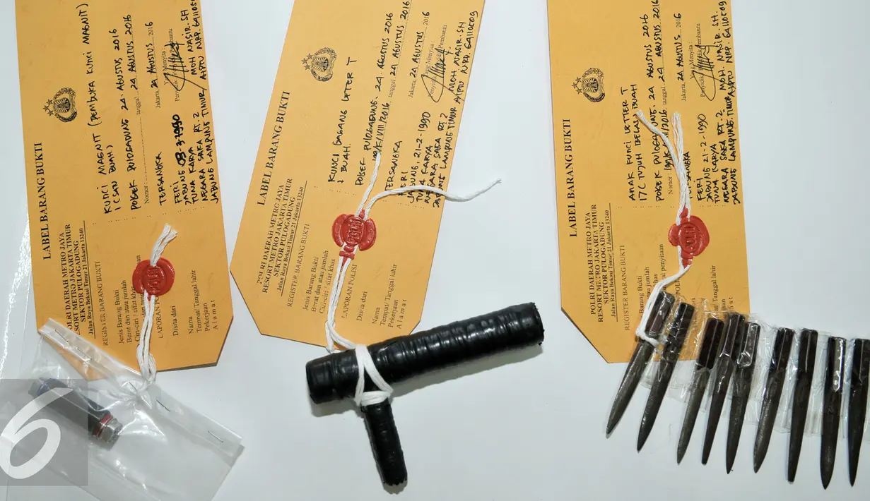 Barang bukti kunci leter T yang digunakan tersangka curanmor di wilayah Pulogadung, Jakarta Timur, Jumat (26/8). Polsek Pulogadung rilis penangkapan tersangka kejahatan curanmor di Jakarta Timur. (Liputan6.com/Yoppy Renato)