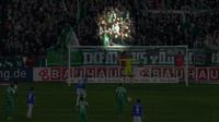 Video klip gol Sandro Wagner striker Darmstadt 98 yang diprovokasi fans Werder Bremen saat hendak menendang penalti pada Bundesliga.