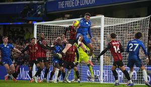 Pemain Chelsea, Wesley Fofana (atas), melompat untuk menyambut bola pada laga Premier League/Liga Inggris antara Chelsea vs Bournemouth di London, Inggris, Selasa, 30 Desember 2025. (AP Photo/Kin Cheung)