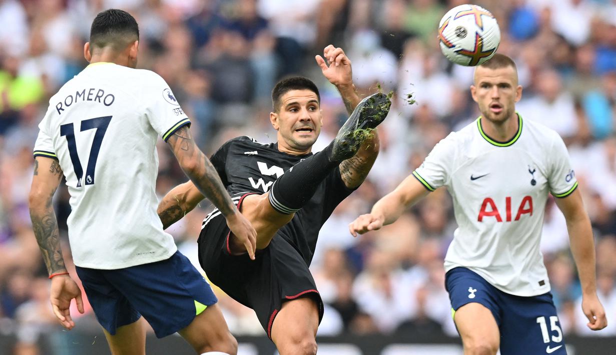 Aleksandar Mitrovic. Striker berusia 28 tahun yang kini memasuki musim ke-5 berseragam Fulham sejak dipermanenkan dari Newacastle united pada awal musim 2018/2019 setelah sempat setengah musim berstatus pinjaman ini menjadi pemain asal Serbia dengan raihan gol terbanyak di Premier League Liga Inggris hingga kini. Total ia telah mencetak 31 gol dan 11 assist dari total 113 laga bersama dua klub, Fulham dan Newcastle United. (AFP/Glyn Kirk)