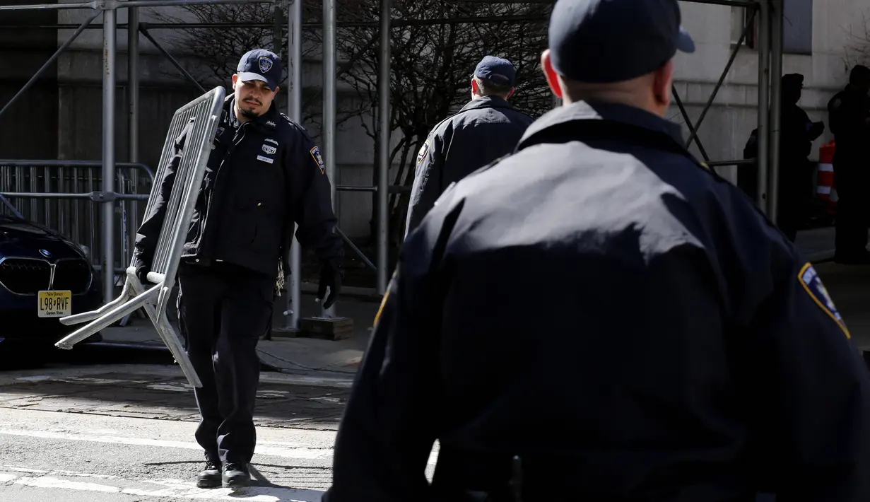 Komisaris Polisi, Keechant Sewell mengatakan bahwa warga New York mungkin akan melihat peningkatan kehadiran polisi di sebagian wilayah kota dan penutupan jalan sementara selama dua hari ke depan, terutama di Manhattan, sebagai peningkatan keamanan jelang sidang Trump. (Photo by Leonardo Munoz / AFP)