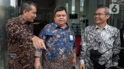 Deputi Pencegahan KPK Pahala Nainggolan (kiri) berbincang dengan Kepala BPKP Muhammad Yusuf Ateh (tengah) dan Wakil Ketua KPK Alexander Marwata usai melakukan pertemuan di Gedung KPK, Jakarta, Kamis (20/02/2020). Pertemuan membahas kerjasama antar lembaga KPK dan BPKP. (merdeka.com/Dwi Narwoko)