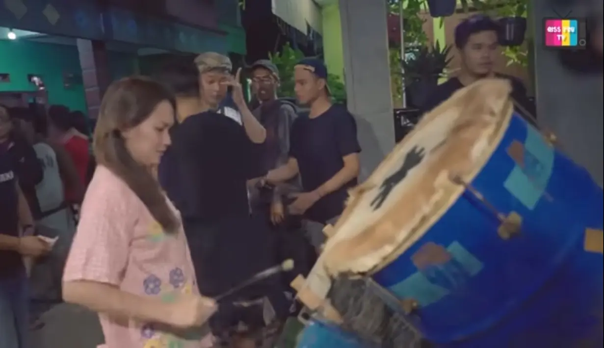 Mendengar suara bedug yang dilakukan oleh para pemuda, perempuan seorang anak itu langsung keluar. Setelah ngobrol dan bercanda, Ayu lantas minta izin ikut untuk membangunkan orang sahur. [Youtube/Qiss You TV]