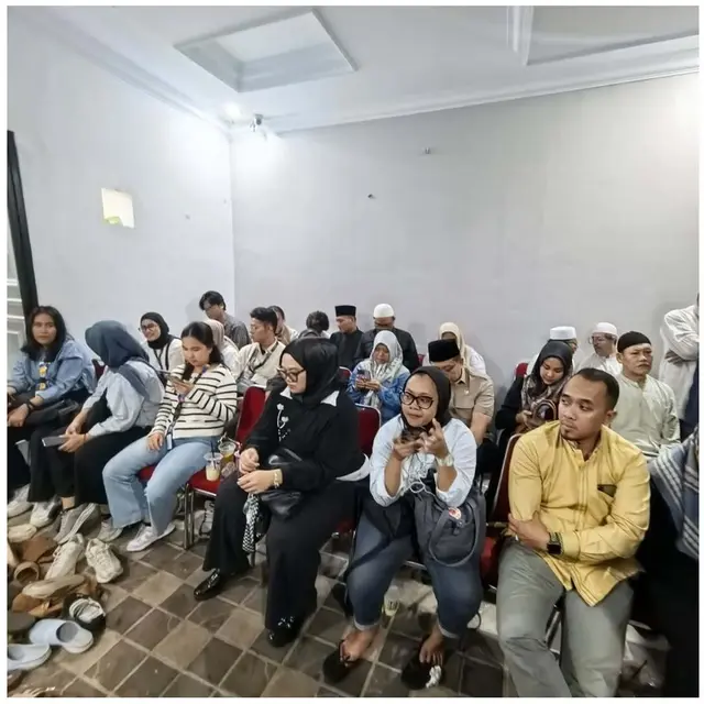 7 Potret Rumah Mpok Alpa Dipadati Ribuan Jemaah saat Tahlilan 7 Hari, Penuh Haru