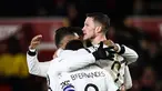 Penyerang Manchester United, Wout Weghorst (tengah) berselebrasi dengan rekan setimnya setelah mencetak gol ke gawang Nottingham Forest pada semifinal leg pertama Piala Liga Inggris, Kamis (26/1/2023). Ini merupakan gol perdana Weghorst untuk Manchester United. (AFP/Darren Staples)
