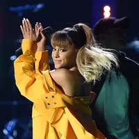 Tak hanya Ariana, ternyata sang ibu yang saat kejadian berada  di lokasi ledakan pun juga merasakan trauma dan kesedihan yang mendalam. Bahkan sampai saat ini ia terus berjaga-jaga menghindari hal yang tak diinginkan. (AFP/Bintang.com)