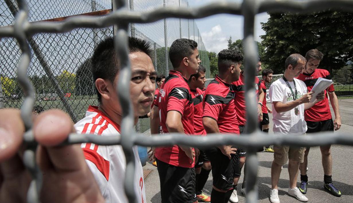 Pemain Tiongkok saat bersiap jelang turnamen sepak bola untuk kaum migran dan orang asing bertajuk "Balon Mundial" yang dihelat 6 Juni-5 Juli 2015 di Turin, Italia. (AFP PHOTO/MARCO BERTORELLO)