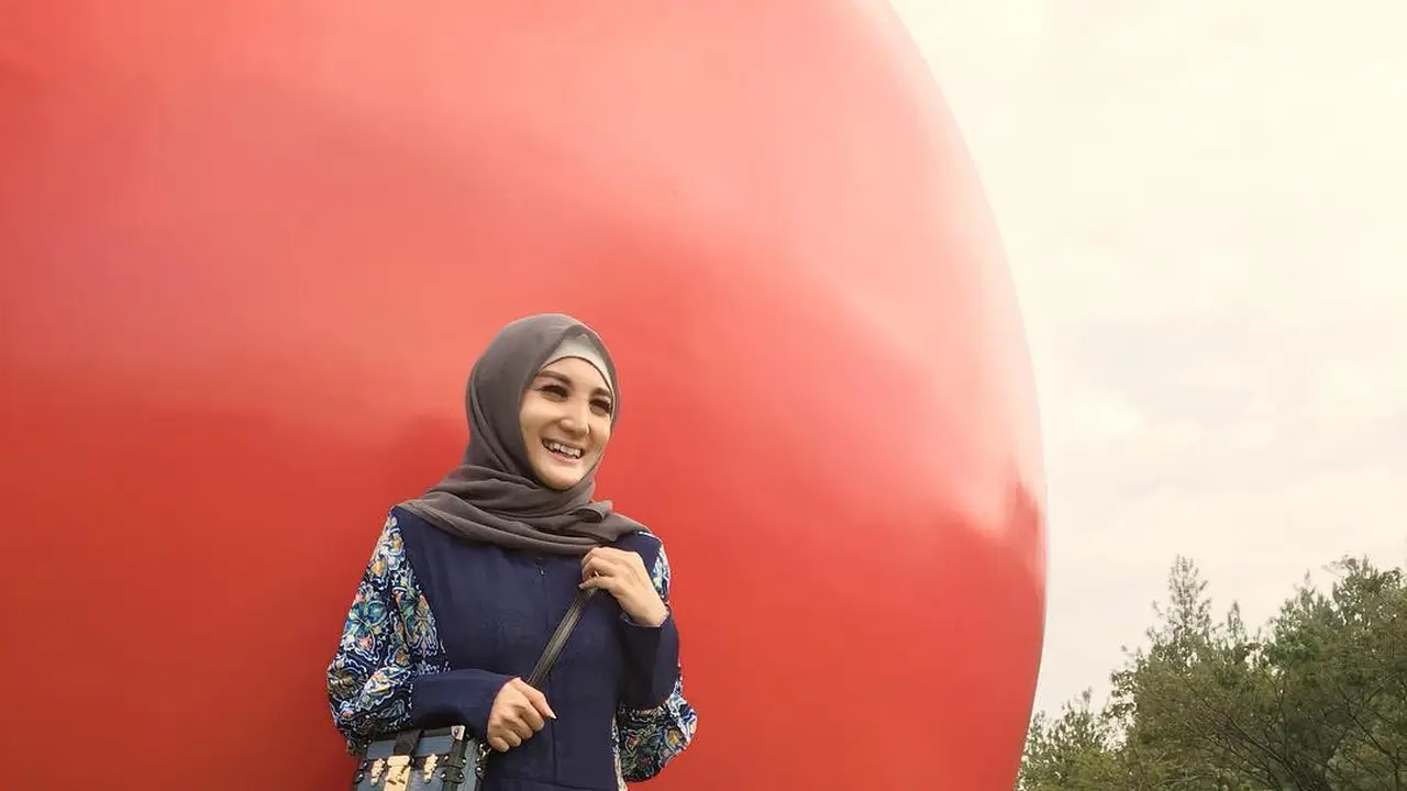 6 Potret Kiki Amalia Tampil dengan Hijab, Curi Perhatian