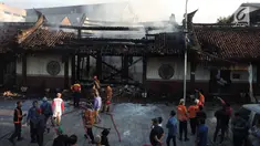 Petugas pemadam kebakaran dan warga berkumpul di lokasi kebakaran yang melanda kompleks Kelenteng Tay Kak Sie di Gang Lombok, Semarang, Kamis (21/3). Dilaporkan satu orang tewas dalam insiden kebakaran ini. (Liputan6.com/Gholib)