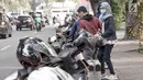 Pengendara sepeda motor parkir di sekitar Taman Suropati, Jakarta, Selasa (28/8). Hal ini mengganggu ketertiban umum. (Liputan6.com/Immanuel Antonius)