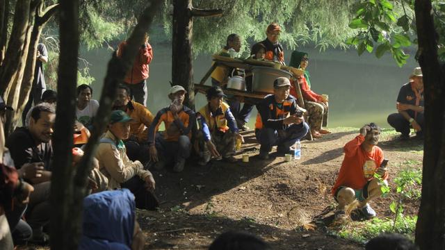 Para peserta penghijauan kawasan hutan Gunung Malabar, Desa Batu Karut, Kecamatan Banjaran, Kabupaten Bandung, Jawa Barat, nampak antusias mendengarkan materi konservasi