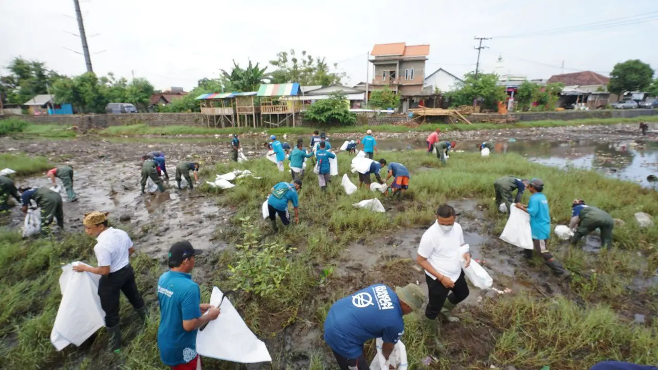 Proses bersih- bersih di kawasan Sungai Kali Lo oleh relawan Sungai Watch (Istimewa)