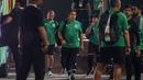 Pelatih Timnas Indonesia U-17, Bima Sakti (tengah), berjalan menuju bus setelah menjalani sesi latihan di Lapangan THOR, Surabaya, Rabu (8/11/2023). (Bola.com/Bagaskara Lazuardi)