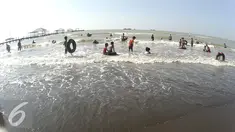 Suasana Pantai Alam Indah saat libur lebaran, Tegal, Jawa Tengah, Minggu (10/7). Pantai Alam Indah menjadi salah satu objek wisata yang ramai dikunjungi untuk mengisi libur lebaran. (Liputan6.com/Herman Zakharia)