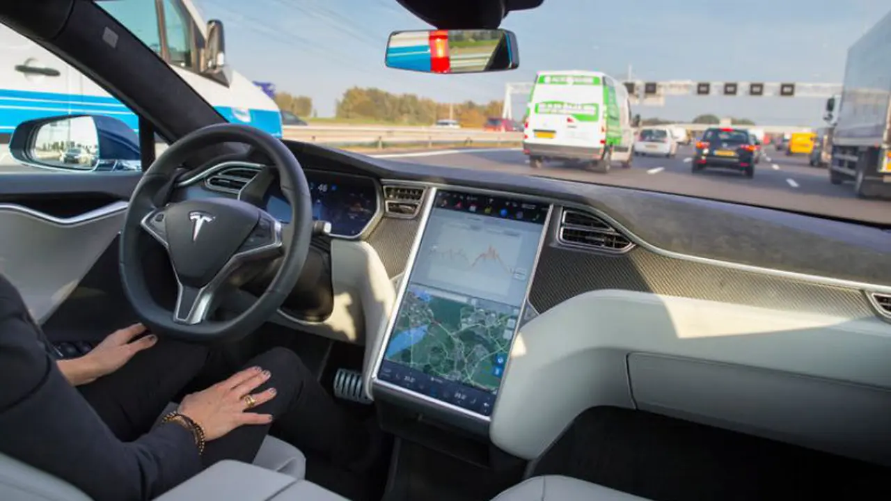 Fitur Autopilot Tesla
