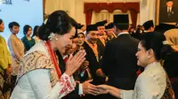 Ketua Umum Kongres Wanita Indonesia (Kowani) Sri Woerjaningsih atau Giwo Rubianto Wiyogo mendapat tanda kehormatan berupa Bintang Mahaputra Nararya dari Presiden Jokowi. (Foto: Istimewa).