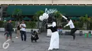 Fotografer mengabadikan foto untuk pranikah di kawasan Kota Tua, Jakarta, Kamis (29/9). Gubernur DKI Jakarta Basuki Tjahaja Purnama memastikan aktivitas foto pranikah di Kota Tua tidak dipungut biaya. (Liputan6.com/Immanuel Antonius)