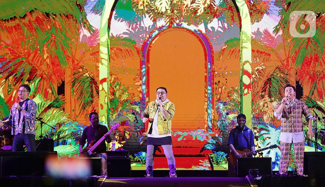 Penampilan Kahitna dalam konser New Live Experience 2020 di Parkir Barat JIExpo Kemayoran, Jakarta, Sabtu (29/8/2020). Konser Perjalanan 34 Tahun Kahitna yang digelar selama hampir 2 jam ini tentunya menjadi awal yang manis. (Fimela.com/Bambang E.Ros)