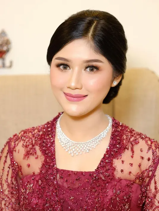 Nggak kalah glowing penampilan Erina Gudono dipulas dengan makeup flawless saat kondangan.
Erina Gudono justru tampil fresh dengan makeup flawless bernuansa pink saat kondangan  Sang MUA berfokus pada mata yang lebih bright dengan eyeshadow coral dan lipstik matte pink. [@erinagudono].