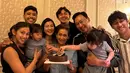 Kehadiran dua cucu tentunya membuat keluarga Pratikto dan Happy Mustikasari jadi makin hangat. Dalam momen ini terekam momen lucu di mana Bible dan Zevanya memegang kue anniversary kakak neneknya. Turut bahagia di hari jadi pernikahan orang tuanya, kebahagiaan terpancar jelas di wajah Caesar Hito, Felicya Angelista, Clara Gaby hingga Yabes Yosia. (Liputan6.com/IG/@claragaby)