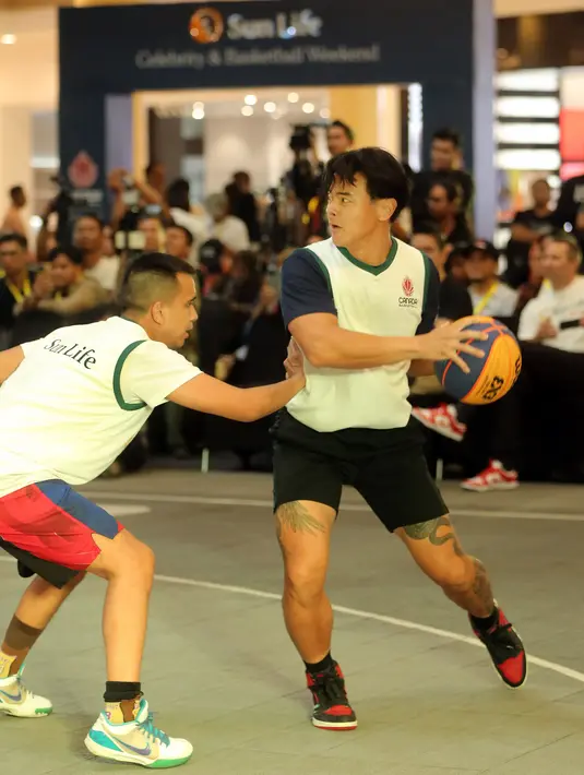 Bersama rekan-rekan selebritas, Dion berkesempatan menjadi kapten tim dalam satu pertandingan. Dalam Sun Life Celebrity and Basketball Weekend sebagai bagian dari kampanye #MovementMatters pada Jumat (18/8/2023) di Jakarta. [Bambang E Ros/Fimela.com]