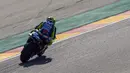 Pebalap Movistar Yamaha, Valentino Rossi, memacu keceparan saat sesi latihan MotoGP Aragon di Sirkuit Aragon, Spanyol, Sabtu (21/9/2018). Pada sesi latihan ini, pria Italia itu hanya menduduki posisi kesembilan. (AFP/Jose Jordan)