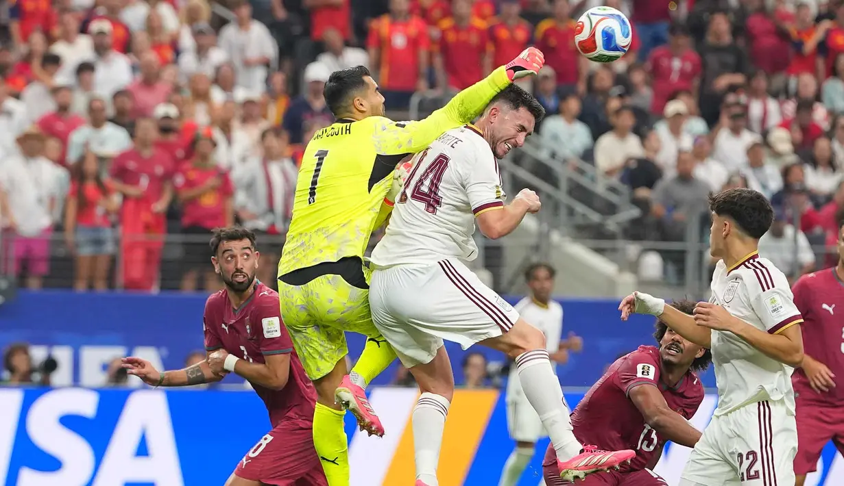 Kiper Portugal Diogo Costa meninju bola melewati pemain Spanyol Aymeric Laporte selama pertandingan sepak bola babak 16 besar Piala Dunia antara Portugal dan Spanyol di Arlington, Texas, dekat Dallas, Senin, 6 Juli 2026. (AP Photo/Julio Cortez)