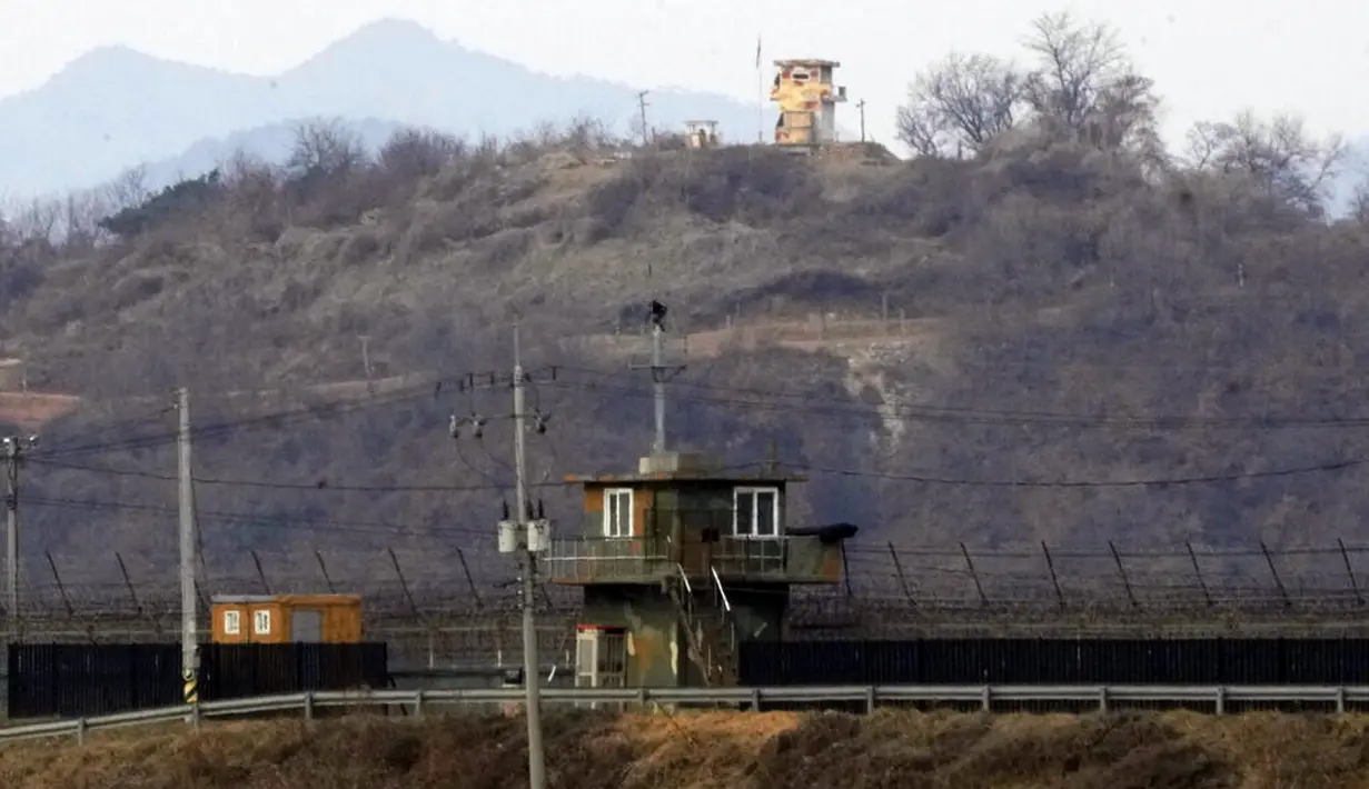 Pos penjagaan militer Korea Utara (belakang) dan Korea Selatan (bawah) terlihat di Paju, Korea Selatan, Rabu (5/1/2022). Menurut militer Korea Selatan dan Jepang, Korea Utara menembakkan rudal balistik yang dicurigai ke laut pada hari ini. (AP Photo/Ahn Young-joon)