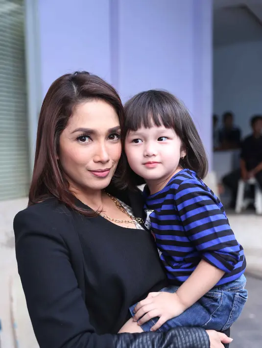 Meski buah hatinya sempat diakui oleh orang tak dikenal, Ussy Sulistiawaty tak kapok untuk tetap mengunggah foto-foto perkembangan anak-anaknya di akun media sosial miliknya. (Nurwahyunan/Bintang.com)