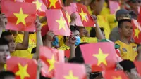 Penonton memadati pertandingan Pho Hien FC and Thanh Hoa FC. (AFP)
