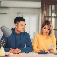 ilustrasi pasangan membicarakan uang/copyright by Tirachard Kumtanom (Shutterstock)