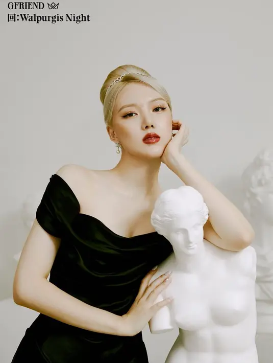 Kalau tampilan Yerin yang satu ini pasti mengingatkanmu akan penampilan khas Audrey Hepburn. Ya, Yerin menata rambutnya dengan high-bun dan mengenakan off-shoulder dress bernuansa hitam, yang sesuai dengan riasan wajahnya. Mana penampilan yang menjadi favoritmu? Foto: Instagram @every__nn.