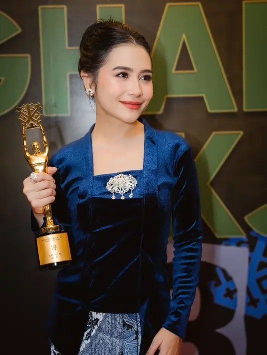 Prilly Latuconsina menyempurnakan penampilannya dengan berbagai aksesori silver yang simpel, namun mampu meng-elevating keseluruhan penampilannya. [Foto: Instagram/prillylatuconsina96]