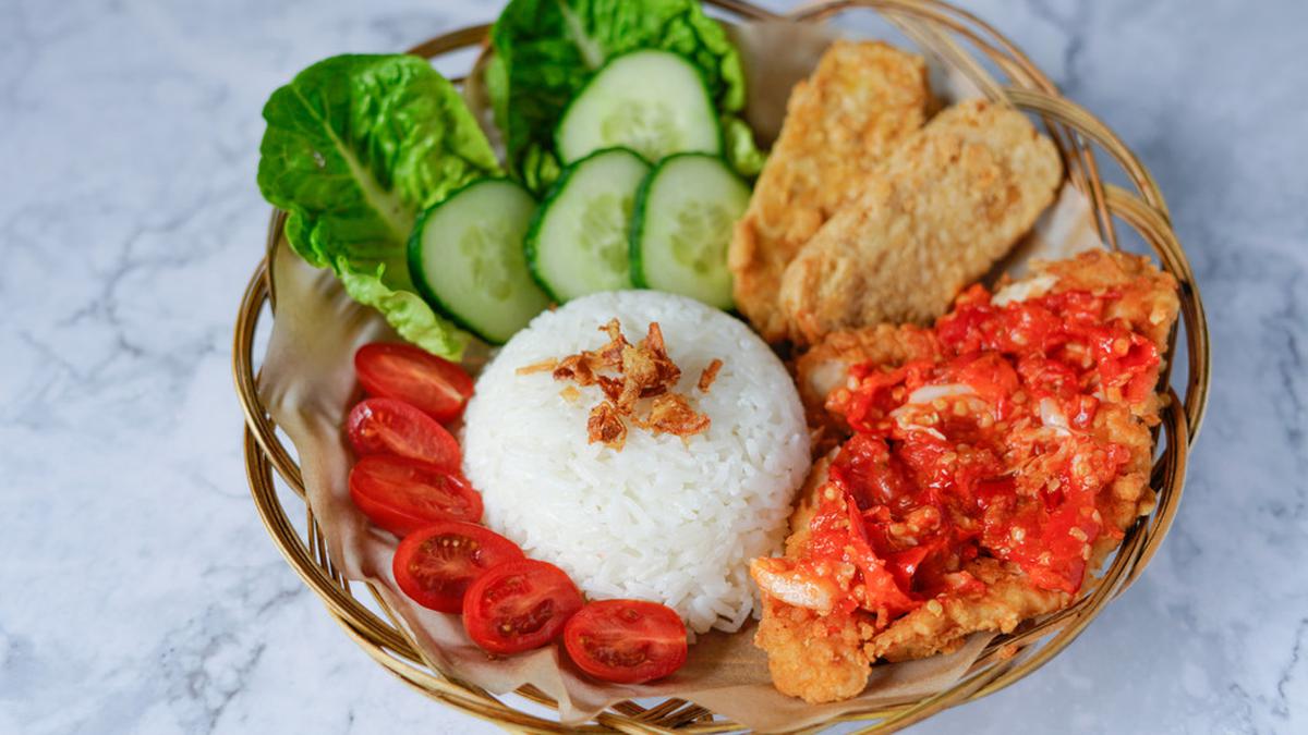 Resep Ayam Geprek Jakarta yang Cocok Bagi Pecinta Pedas - Food Fimela.com