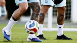 Tato bergambar Maradona dan Bunda Maria dari pemain Timnas Argentina, Gabriel Rojas dalam latihan persiapan menjelang laga FIFA Matchday melawan Mauritania di Ezeiza, Buenos Aires, Argentina, Rabu (25/03/2026). (AFP/Luis Robayo)