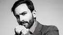 Saif Ali Khan harus dilarikan ke rumah sakit karena mengalami cedera saat melakukan syuting film. Saat melakukan adegan fighting, jempol kakinya terkena benda berat dan mengalami pendarahan yang serius. (Foto: dnaindia.com)