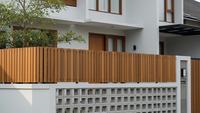 8 Ide Pagar Rumah Kombinasi Kayu dan Roster Angin yang Estetis, Sejuk, dan Fungsional