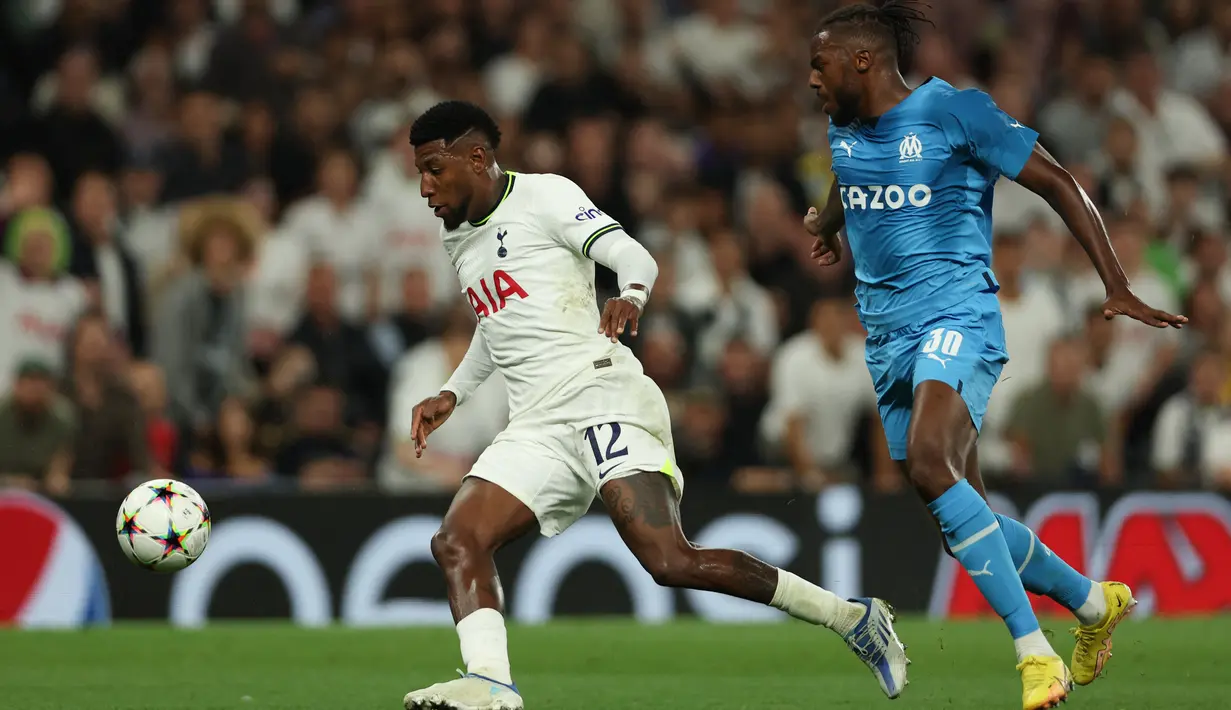 Bek Tottenham Hotspur, Emerson (kiri) mengontrol bola melewati bek Marseille Nuno Tavares selama pertandingan Grup D Liga Champions di stadion Tottenham Hotspur, di London, Inggris, Kamis (8/9/2022). Tottenham menang atas Marseille 2-0. (AFP/Adrian Dennis)